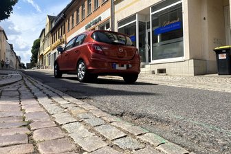 Achtung Autofahrer in Hainichen: Durchs Zentrum geht es auf geänderter Route - Die Fahrbahn der Bahnhofstraße in Hainichen muss ausgebessert werden.