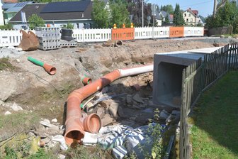 Achtung Autofahrer: Neue Baustellen in Halsbrücke und Mulda - Der Brückenbau in Kleinwaltersdorf bei Freiberg kommt voran: Mitarbeiter der Firma Andreas Adam haben einen 16,80 Meter langen Betondurchlass für den Brückenbau eingesetzt. Foto: E. Mildner