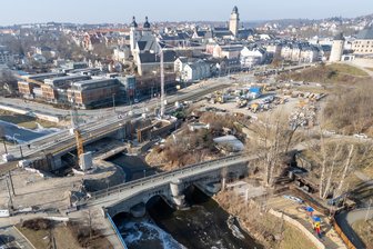 Achtung, Autofahrer: Neue Elsterbrücke in Plauen vorübergehend wieder gesperrt - Die Bauarbeiten an der Elsterbrücke sollen in dieser Woche einen wichtigen Schritt vorankommen.