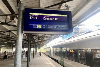 Achtung Bahnreisende in Chemnitz und Freiberg: Fast alle Züge nach Dresden haben Verspätung - Ankunft 18 Uhr statt 17.31 Uhr – die Verspätung des Regionalexpresses wurde in Freiberg schon gar nicht mehr angezeigt. Dafür konnte man sehen: Die nächsten Züge werden auch nicht pünktlich sein.