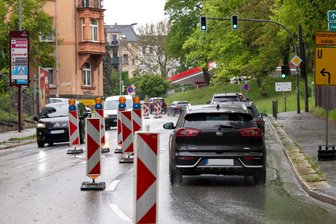 Achtung, Baustelle! Diesen Straßen sind in Plauen kommende Woche gesperrt - Gesperrte Fahrspur auf der Trockentalstraße in Plauen: Warum und wie lange noch?