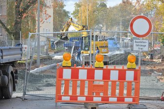 Achtung Baustelle: Hier stehen Sie in Mittelsachsen vor einer Sperrscheibe - Auf der Heinrich-Heine-Straße in Freiberg können Kraftfahrer momentan nicht entlangfahren.