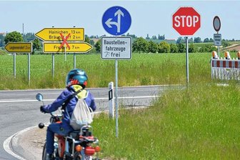 Achtung, Baustelle: In ganz Mittelsachsen wird gebuddelt - Straßenbaustelle am Wegefarther Holz mit Kreuzung Höhe 9 zwischen Freiberg und Hainichen. 