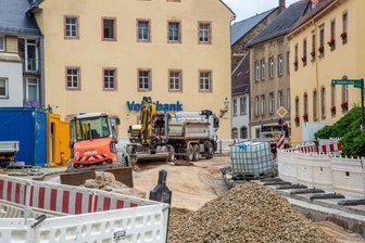 Achtung Baustelle - Straße gesperrt - In Oederan ist der Bereich Altmarkt/Große Kirchgasse noch bis 15. Juli wegen der Erneuerung der Fahrbahn gesperrt. 