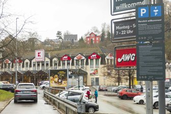 Achtung beim Parken am Kaufland Schwarzenberg: Nun gilt Parkuhrenpflicht – sonst wird es teuer - Seit wenigen Tagen weisen diese grauen Hinweisschilder an den Zugängen des Parkplatzes am Kaufland Schwarzenberg auf die nun geltende Parkuhrenpflicht hin.