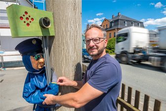 Achtung Blitzer: Attrappe lässt in Waldkirchen so manchen Raser auf die Bremse treten - André Harnisch hat auf seinem Grundstück eine Blitzerattrappe mitsamt einer dazugehörigen Puppe aufgestellt.