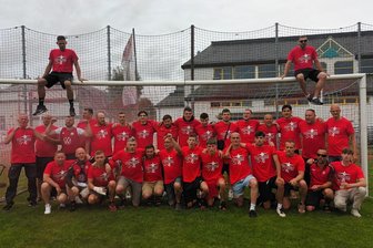 Achtung, hier kommt der Underdog! Netzschkauer Fußballer haben Bock auf die Vogtlandklasse - Zum ersten Mal seit 2014 zurück in der Vogtlandklasse: Das Team des FC Teutonia Netzschkau strahlt hier nach dem Sieg in der Relegation.