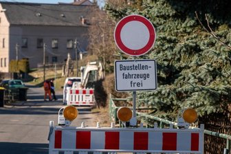 Achtung! Hier wird gebaut - Im Peniger Ortsteil Chursdorf hat der Breitbandausbau begonnen. 