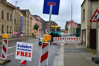 Achtung! Hier wird gebaut - Die Bahnhofstraße in Mittweida ist wegen des Baus einer Querungshilfe im Bereich des Medienzentrums der Hochschule noch bis Ende der Woche gesperrt. 