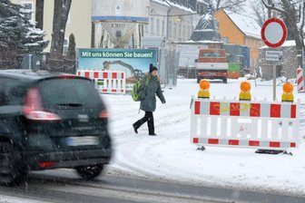 Achtung! Hier wird gebaut - Die Himmelfahrtsgasse aus Richtung Donatsring: Die alte Pflasterstraße wird derzeit grundlegend ausgebaut. Man geht davon aus, dass die Arbeiten bis Ende Juli andauern.