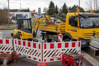 Achtung! Hier wird gebaut - Mitarbeiter der Firma Bauunternehmung Jung GmbH Erlau bauen derzeit in Geringswalde im Auftrag des ZWA an einer Trinkwasserleitung. 