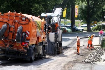Achtung! Hier wird gebaut - Der erste Bauabschnitt der Fahrbahnerneuerung auf der B 171 in der Ortslage Rechenberg-Bienenmühle ist in der vergangenen Woche begonnen worden und soll noch bis diese Woche dauern. 