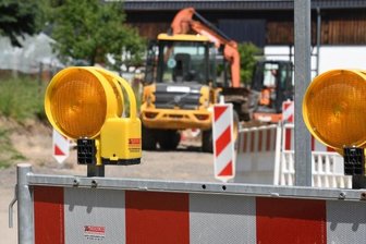 Achtung! Hier wird gebaut - Die Peniger Straße im Peniger Ortsteil Thierbach ist gesperrt. Dort werden Leitungen verlegt, später wird die Fahrbahn noch saniert. 