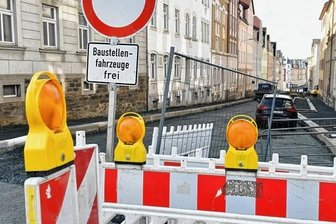 Achtung! Hier wird gebaut - Eine Baustelle an der Schönlebestraße in Freiberg, die grundhaft ausgebaut wird. 