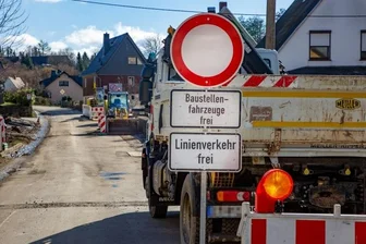 Achtung, hier wird gebaut! - Im Oederaner Ortsteil Görbersdorf ist die Richard-Rentsch-Straße zwischen den Hausnummern 72 bis 80 bis 11. März gesperrt. Grund ist der Breitbandausbau, der im gesamten Oederaner Stadtgebiet im Gange ist. 