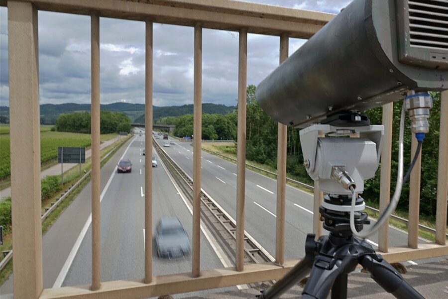 Achtung Kamera: Polizei testet neuen Blitzer zur Überführung von Handy-Sündern - Die Monocam wird wie hier beim Pilotprojekt in Rheinland-Pfalz auf einer Brücke platziert, da sie eine erhöhte Position braucht, um Beweisfotos für Handyverstöße zu schießen. 