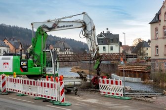 Achtung, kein Durchkommen: Hier wird aktuell gebaut - In Flöha-Plaue ist die Erdmannsdorfer Straße (B 180) wegen des Neubaus der Straßenbrücke über die Zschopau bis voraussichtlich Ende Juli dieses Jahres gesperrt. Bisher liegen die Arbeiten im Zeitplan. 
