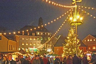 Achtung Kinder: Hinterm Rathaus macht der Weihnachtsmann Station - Traditionell lädt Lugau am vierten Adventswochenende auf den Weihnachtsmarkt ein.