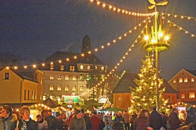 Achtung Kinder: Hinterm Rathaus macht der Weihnachtsmann Station - Traditionell lädt Lugau am vierten Adventswochenende auf den Weihnachtsmarkt ein. 
