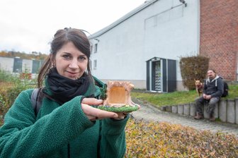 Achtung, Schnäppchenjäger: Ein Retouren-Automat steht jetzt auch in Plauen - Sie waren eine der ersten am neuen Plauener Retourenautomaten: Christiane und Andreas Müller mit Hund Marco. Inhalt des Päckchens: ein Deko-Gegenstand.