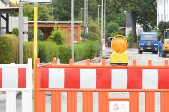 Achtung! Straßen gesperrt - In der mittelsächsischen Region sind zahlreiche Straßen wegen Bauarbeiten gesperrt wie hier im Freiberger Stadtteil Zug. 
