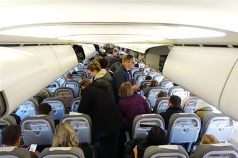 Achtung Türkei-Urlauber: Zu frühes Abschnallen im Flieger kann jetzt teuer werden - Fast schon eine alltägliche Unsitte: Obwohl das Flugzeug noch rollt und die Anschnallzeichen noch leuchten, stehen viele Passagiere schon auf, gehen an die Gepäckfächer.