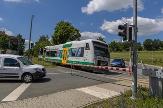 Achtung, Umleitung: Bahnübergänge in Falkenstein ab Freitag gesperrt - In Falkenstein sind die Bahnübergänge für einige Tage gesperrt.