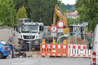 Achtung, Vollsperrung: Zahlreiche Baustellen rund um Freiberg, Flöha, Mittweida und Rochlitz - Noch bis voraussichtlich zum 17. November wird die Himmelfahrtsgasse in Freiberg zwischen Scheunenstraße und Fuchsmühlenweg ausgebaut. Die Umleitung führt über Hornstraße, Eherne Schlange, Frauensteiner, Carl-Schiffner-Straße, Hütten-, Dresdner, Ladestraße - Am Osterbahnhof zur B 173.