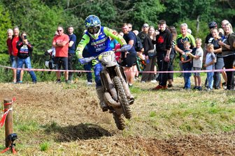 Acker in Tettau verwandelt sich in Rennstrecke - Enduro-Pilot Luca Fischeder wird am Samstag beim Stoppelcross im Schönberger Ortsteil Tettau erwartet. 