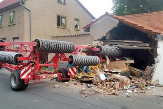 Ackerwalze durchschlägt Mauer - Mann im Schlaf verletzt -