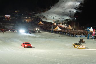 Action, Spannung und Nervenkitzel vor 5000 Zuschauern im Vogtland: So heizten PS-starke Boliden beim Ice King Battle den Skihang Schöneck hinauf - So etwas gab es in Schöneck noch nie: Das Ice King Battle am Skihang Streugrün.