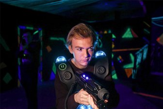 Action-Tipps für die Winterferien in Chemnitz: Was Lasertag, Kartbahn und Kletterhalle bieten - Beim Lasertag geht es darum, mit einer Laserpistole seine Gegner abzuschießen. Die Zielflächen sind hier die leuchtenden Teile an Waffe und Weste. Wer getroffen ist, kann kurz nicht schießen und dann kann es weitergehen. Im Bild: Leon Manz.