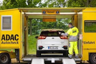 ADAC-Autocheck-Mobil stoppt in Reichenbach - Das ADAC-Prüfmobil macht in Reichenbach Station.