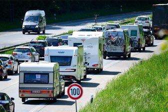 ADAC erwartet Pfingsten lange Staus: Hier könnte es in Sachsen besonders eng werden - Stoßstange an Stoßstange: An diesem Freitag und am Pfingstwochenende erwartet der ADAC auf den deutschen Autobahnen wieder lange Staus.