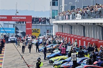 ADAC-GT-Masters auf dem Sachsenring: Franzose jubelt auf seiner Lieblingsstrecke - Parade der Supersportwagen vor Tausenden Fans in der Boxengasse. 