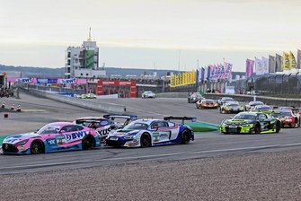 ADAC-GT-Masters auf dem Sachsenring: Sechstes Saisonrennen am Wochenende - In der Startkurve des Rennens - wie auf diesem Foto von 2021 - geht es immer besonders spektakulär zu. 