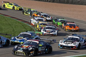 ADAC-GT-Masters auf dem Sachsenring: Startkurve wird wieder zum Nadelöhr - Dichtes Gedränge in der Startkurve beim Rennen der GT Masters auf dem Sachsenring.