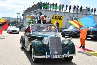 ADAC Sachsenring Classic: Staraufgebot lockt Tausende an - Ehrenspalier nach Ehrenrunde für Heinz Rosner (li.) und Giacomo Agostini.