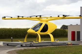ADAC will Notarzt-Auto durch kleine Helikopter ersetzen - Der ADAC startet in der Region Ansbach in Mittelfranken und in Rheinland-Pfalz dazu ein Pilotprojekt. Die zweisitzigen Volocopter mit 18 kleinen, elektrisch betriebenen Rotoren sollen den Arzt schneller als im Notarzt-Einsatzfahrzeug zu Patienten bringen und so die Versorgung verbessern.