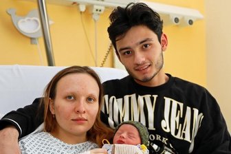 Adam und Eddy sind die Neujahrsbabys in Werdau und Zwickau - Adam Ereizer war am Neujahrstag das erste Baby in der Werdauer Pleißentalklinik. Der Sohn von Alena Ereizer (21) und Mohamedqosim Munauvarov (22) aus Crimmitschau erblickte 8.23 Uhr das Licht der Welt.