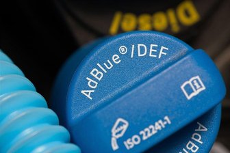 Adblue-Knappheit: Droht jetzt Millionen Dieseln der Stillstand? - Ohne Adblue im Zusatztank lassen sich rund fünf Millionen Diesel-Pkw in Deutschland nicht starten. Auch 90 Prozent der Lkw sind auf den Harnstoff angewiesen. Doch der Zusatzstoff ist knapp geworden.