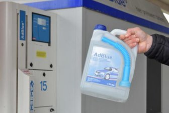 Adblue-Mangel: Erste Tankstellen in der Region sind ausverkauft - Obwohl die Preise für Adblue explodiert sind, ist der Diesel-Zusatz auch an einigen Tankstellen in der Region ausverkauft.