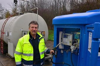 Adblue-Mangel: Unternehmen in Mittelsachsen sorgen sich um Preisexplosion - Sven Thomas, Leiter Logistik und Fuhrpark, an der Adblue-Tankstelle der Spedition in Hainichen. Auch hier sind Mehrkosten beim Einkauf der Harnstofflösung spürbar.
