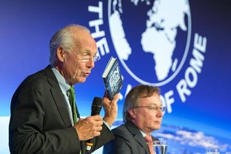 Ade, du schöner Markt - Plädoyer für mehr Staat und weniger Kinder - Die Autoren des neuen Berichts an den Club of Rome "Ein Prozent ist genug" Jorgen Randers (links) und Graeme Maxton sprechen am Dienstag in Berlin auf einer Pressekonferenz zur Vorstellung des Berichts.