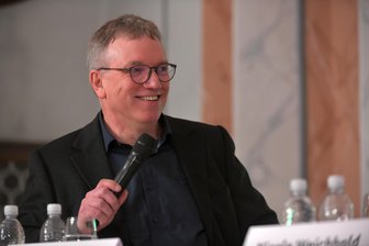 Ade nach sechs Monaten: Politik-Quereinsteiger und Freiberger Klinik-Chefarzt trennt sich von der SPD - Ralf Walper bei der Wahldebatte der „Freien Presse“ vor der Bundestagswahl 2025 im Städischen Festsaal Freiberg.