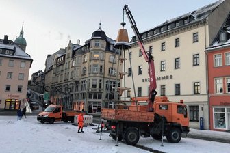 Ade Weihnachtszeit: Annaberger Marktpyramide hängt am Haken - Die Annaberger Marktpyramide wird am Donnerstagmorgen für den späteren Abtransport vorbereitet. Sie hängt am Haken.