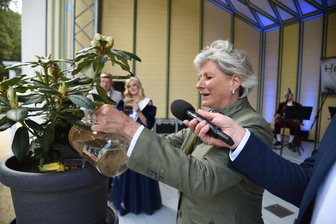 Adeliges Flair im königlichen Staatsbad: Prinzessin Alexandra zur Lippe tauft Blütenschönheiten in Bad Elster - Prinzessin Alexandra zur Lippe taufte beim Rhododendronfest in Bad Elster eine der beiden neuen Frühjahrspflanzen.