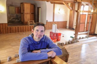 Adelsbergturm Chemnitz: Was der neue Eigentümer jetzt plant - Sascha Winkler im Saal am Adelsbergturm. Am 22. März soll hier die erste Party stattfinden.