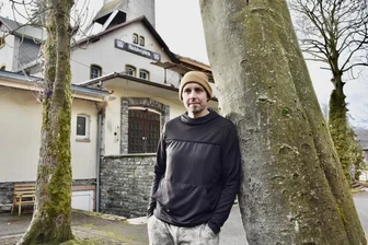 Adelsbergturm: Was der neue Eigentümer geschafft und noch vor hat - Sascha Winkler vor dem Eingang zum Haupthaus am Adelsberturm.