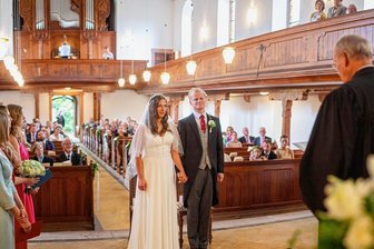 Adelshochzeit in Mittelsachsen: Nachkomme des sächsischen Uradelsgeschlechts von Schönberg hat geheiratet - In der Krummenhennersdorfer Kirche gaben sich Hubertus von Schönberg und Esther, geborene Lüken, das Ja-Wort. Getraut wurden sie vom ehemaligen Freiberger Superintendent Wilhelm Schlemmer. 